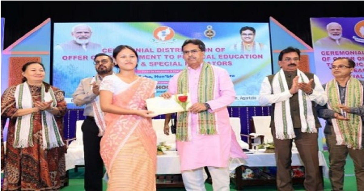 ফিজিক্যাল এডুকেশন টিচার এবং স্পেশাল এডুকেটরদের মধ্যে নিয়োগপত্র প্রদান করে মুখ্যমন্ত্রী