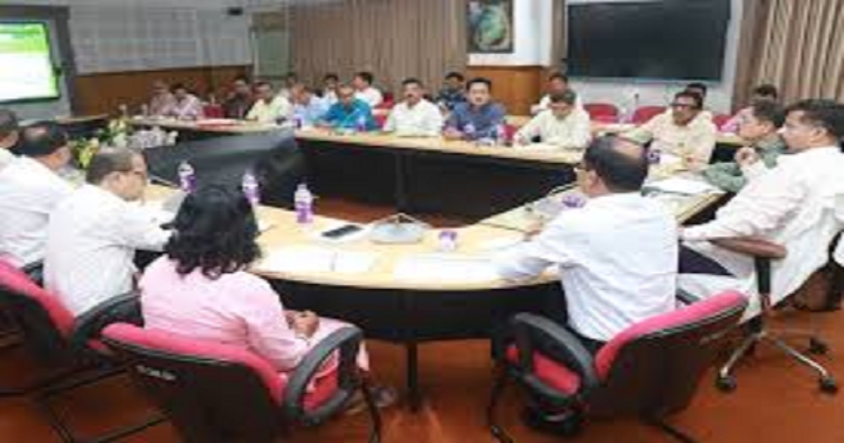 বাসস্ট্যান্ড, জেলা কার্যালয়ের নতুন ভবন নির্মাণ বিষয়ে পরিবহণমন্ত্রীর পর্যালোচনা সভা অনুষ্ঠিত