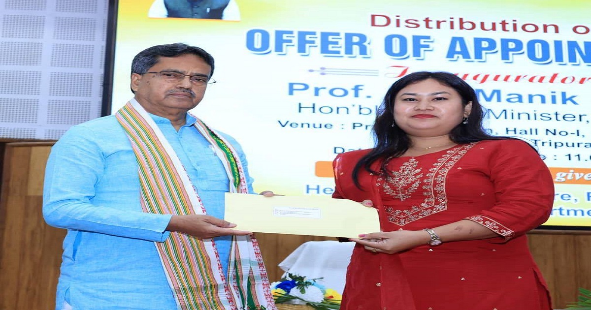দক্ষতা, স্বচ্ছতা, নিষ্ঠা ও সেবামূলক মানসিকতা নিয়ে নিজ নিজ কাজের ক্ষেত্রে নিজেদের প্রতিষ্ঠিত করে নিতে হবে : মুখ্যমন্ত্রী