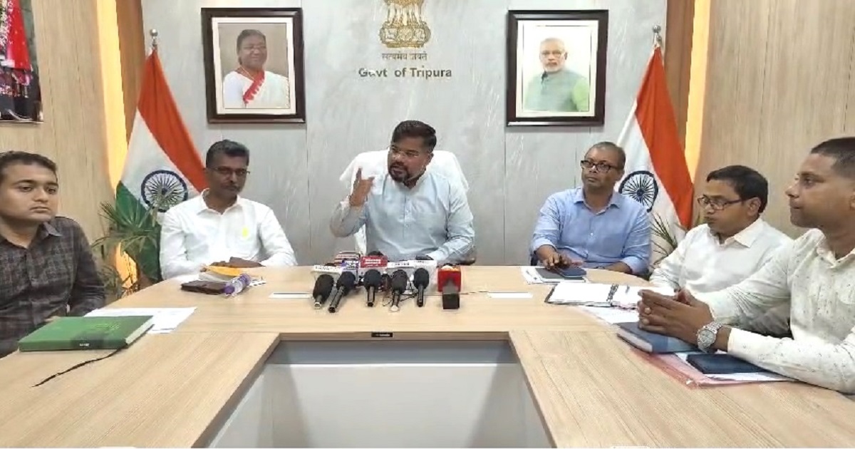 রাজ্যে পেট্রোল, ডিজেল সহ নিত্যপ্রয়োজনীয় পণ্যের পর্যাপ্ত মজুত রয়েছে : খাদ্যমন্ত্রী