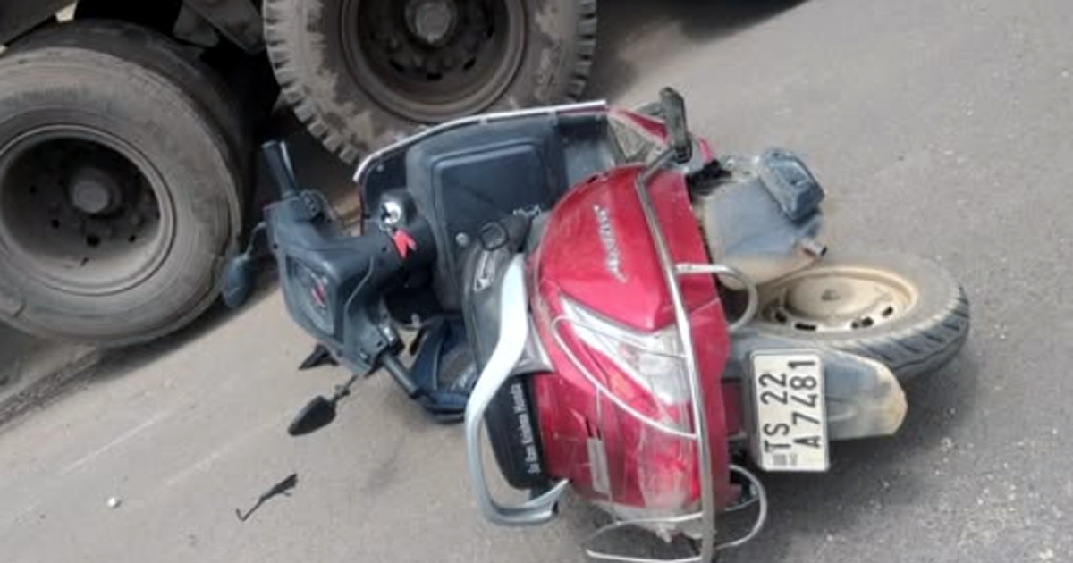 Humanity killed by road mishap as Scooty driver courts death ,trying to save a stray dog