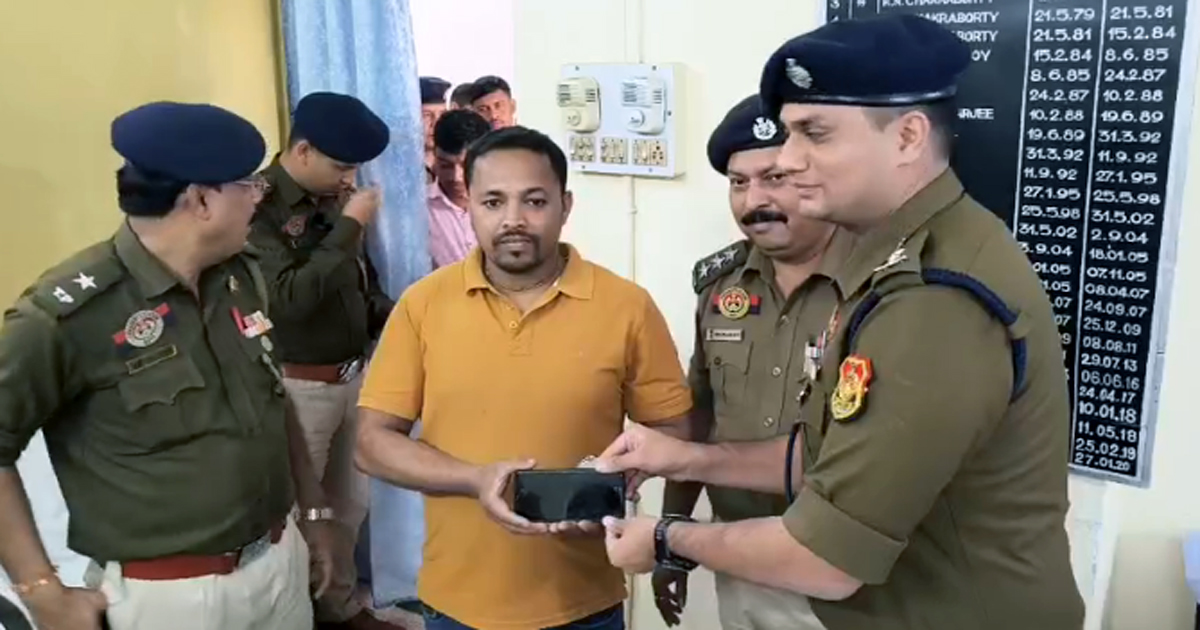 East Agartala police station recovers 24 stolen mobiles, returns them to original owners