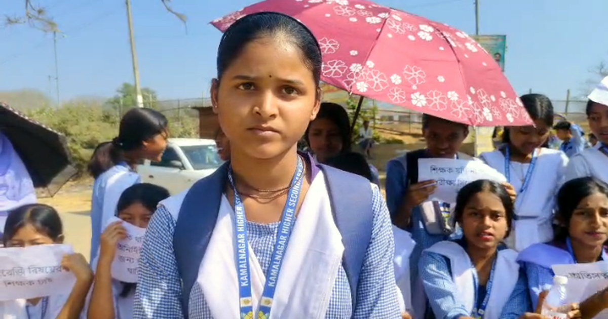 Students blockade road to protest transfer of teachers , later withdrawn under persuasion
