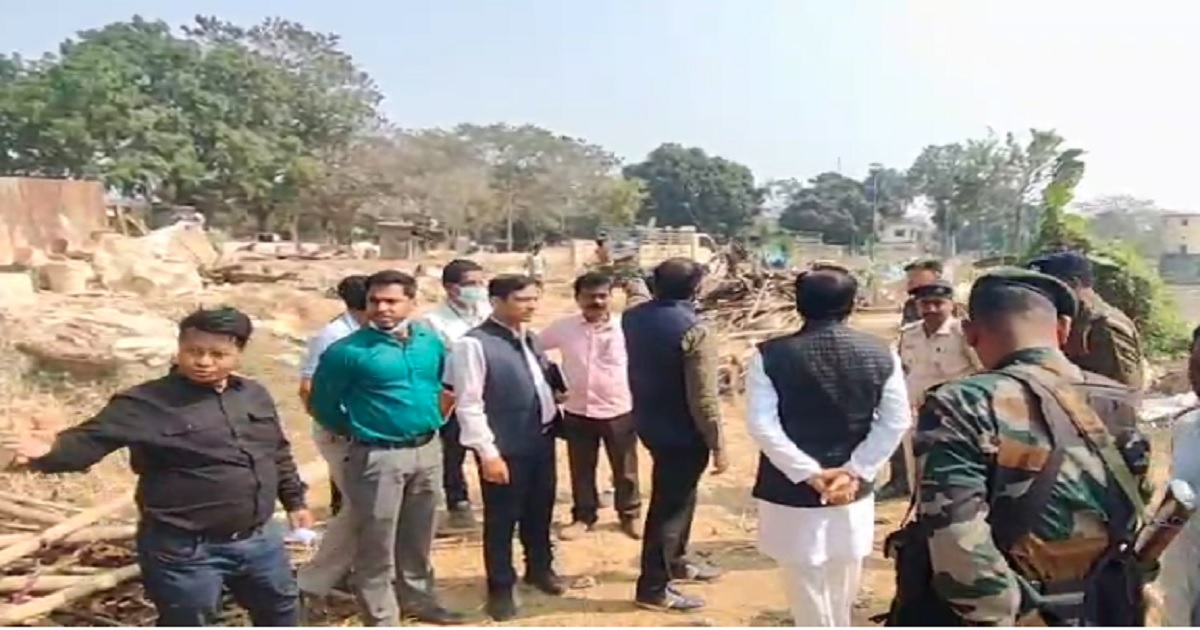 Agartala Municipal Corporation Plans Reconstruction of Howrah Market, Mayor Sets Example by Removing Encroachment Near Party Office