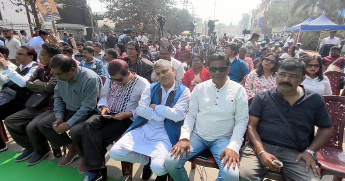 Media persons hold sit-in strike in front of Rabindra Shata Varshiki Bhawan , submit memorandum to CM