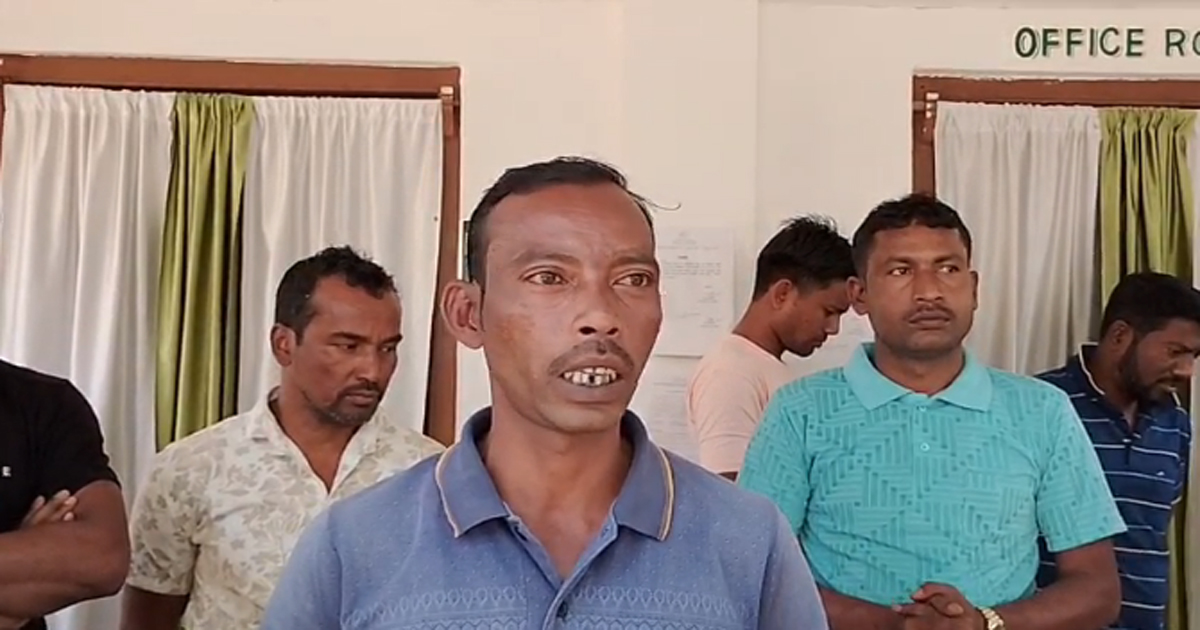 Sand carrier truck drivers launch sit-in front of Bishalgarh SDF office demanding early issuance  of permit
