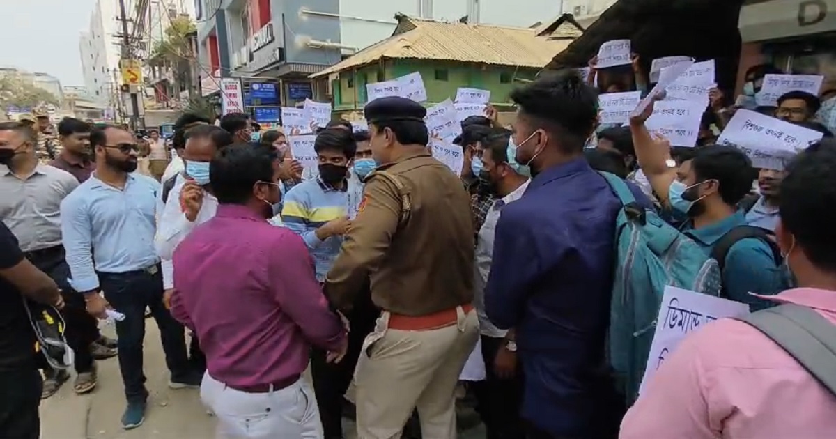 TET-qualified aspirants stage protest, get detained