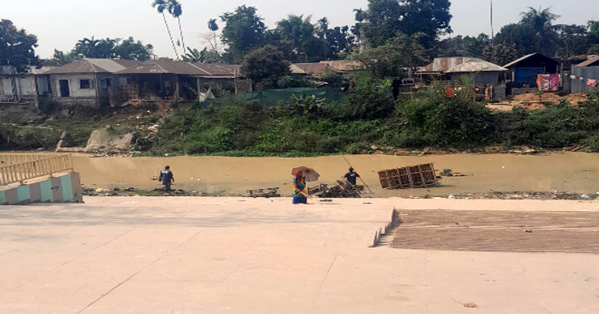 AMC initiates ‘Dashami Ghat’ clearance work , responding to public inconvenience and criticism