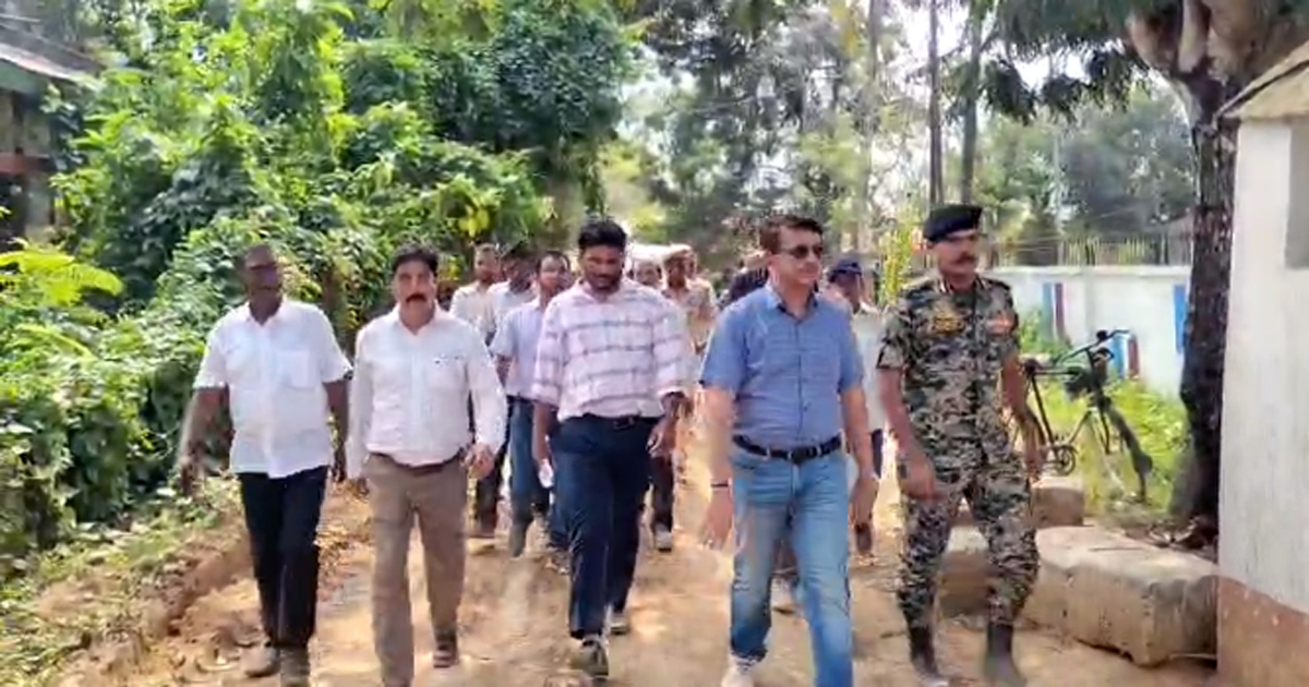 Kiran Gittye visits Muhuri embankment site , gives instructions to construction workers