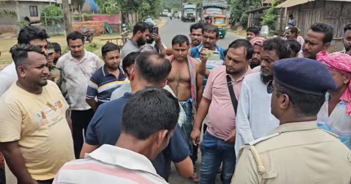 Farmers deprived of water by irrigation blockade road in Sonamura, withdraw after assurance