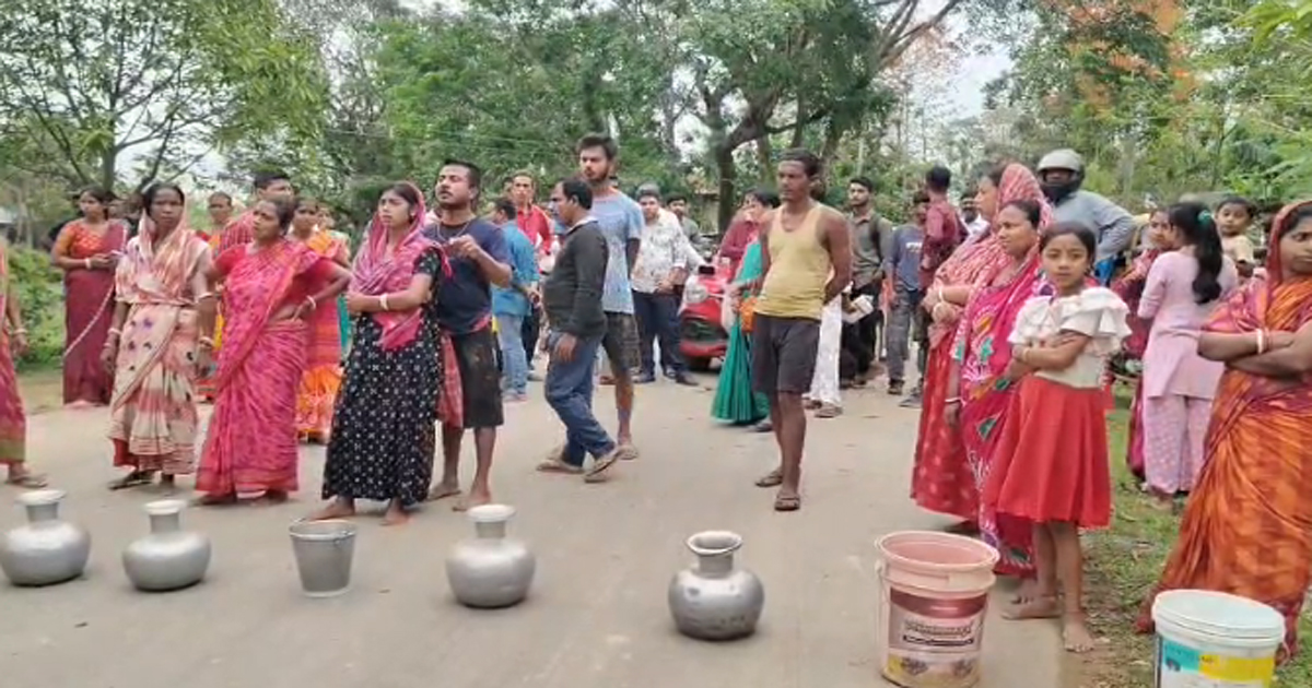 Crisis of drinking water, road blockade by residents of Purba Kalabaria village  , withdrawn after ‘Pradhan’s assurance