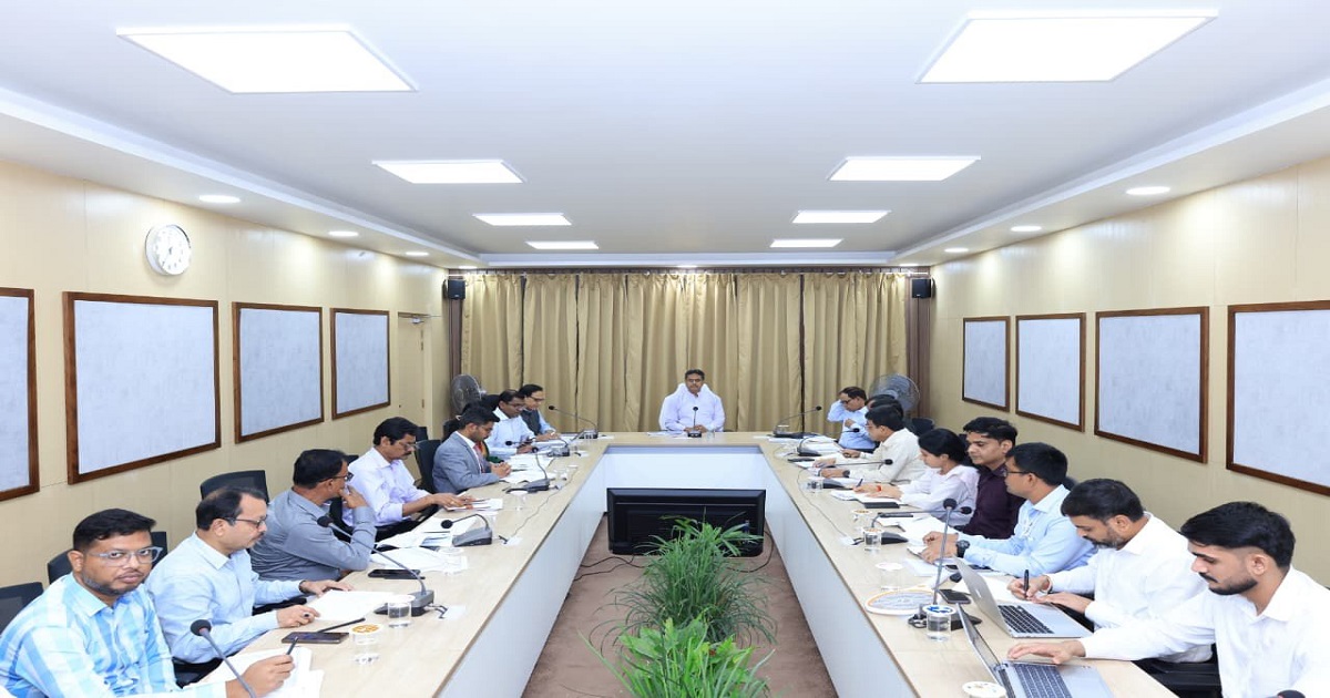 CM reviews urban projects, stresses timelines, quality and waste management