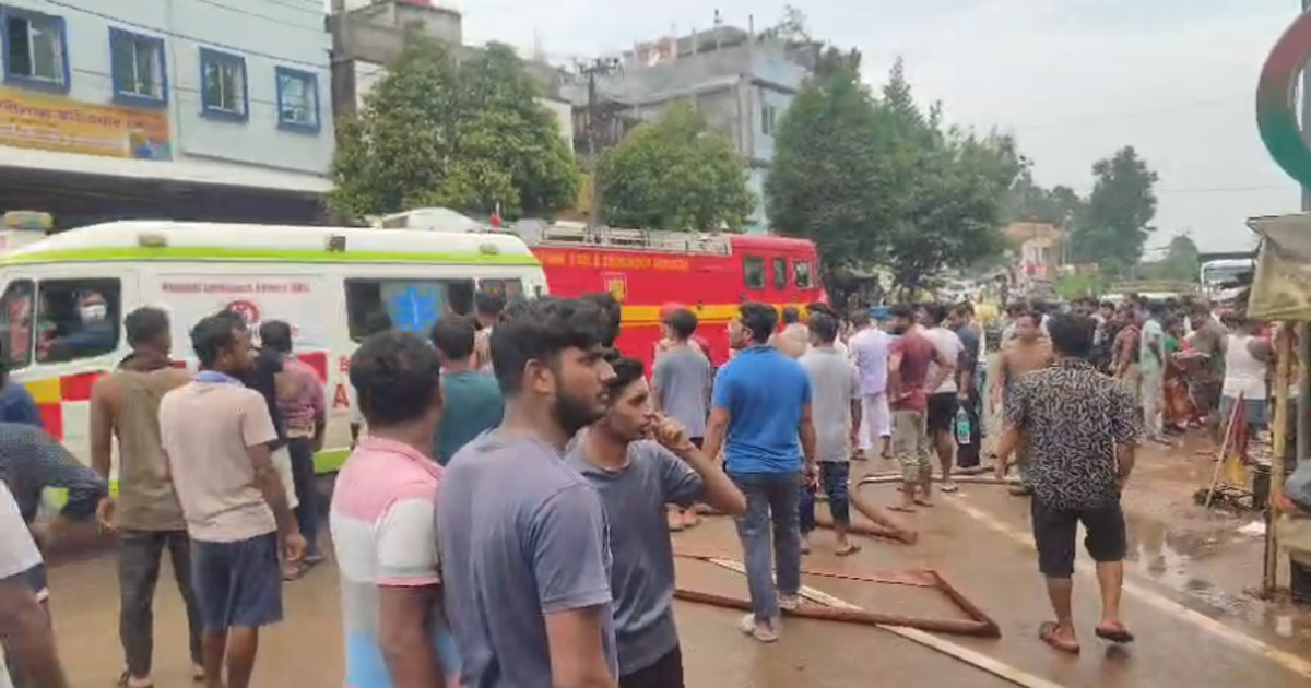 Three shops gutted in Bisramganj maket in broad daylight, affected businessmen blame Fire Brigade