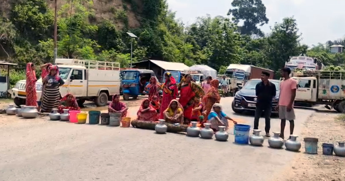 Road blockade in Chakmaghat area, journalist assaulted by alleged drug peddler